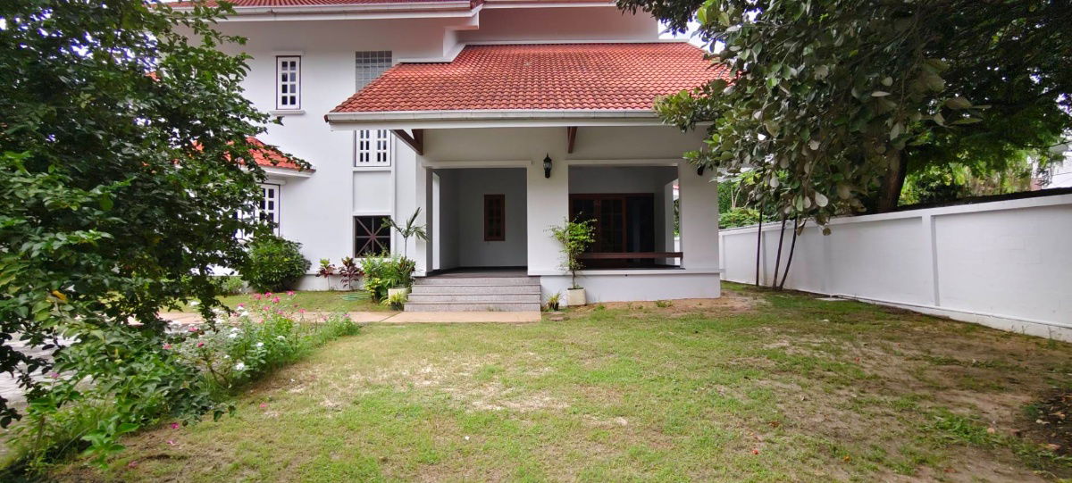 รูป ให้เช่า บ้านเดี่ยว หลังใหญ่ หลังริม 4 ห้องนอน ซอยปรีดีพนมยงค์ 11 สุขุมวิท 71 คลองตัน พร้อมเฟอร์นิเจอร์ไม้สักทั้งหลัง - รูปที่ 12/37