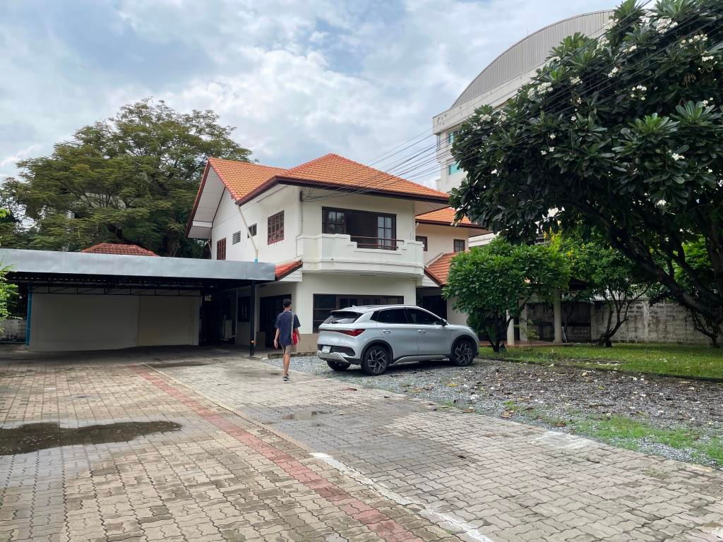 picture Detached house and one-story house on land 309 sq wah in a courtyard about 350 sq m. 10 Parking for office or health clinic. - 1/31