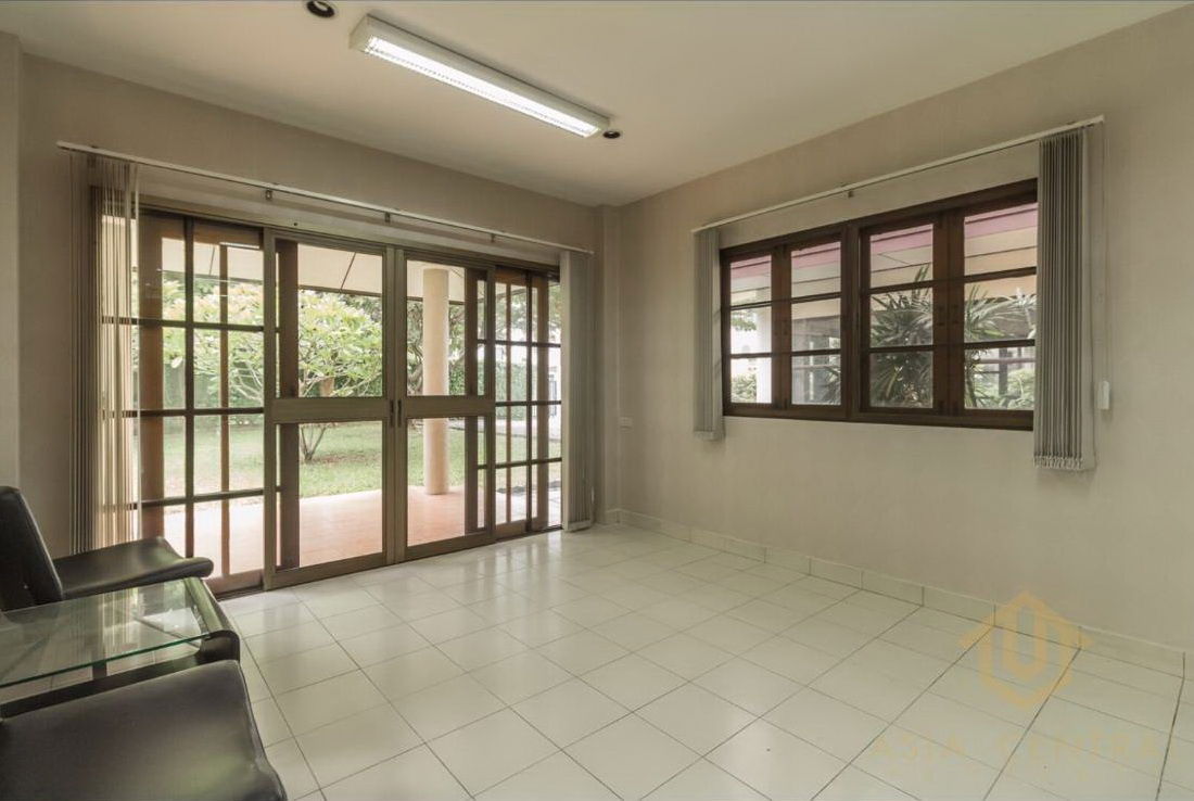 picture Detached house and one-story house on land 309 sq wah in a courtyard about 350 sq m. 10 Parking for office or health clinic. - 10/31