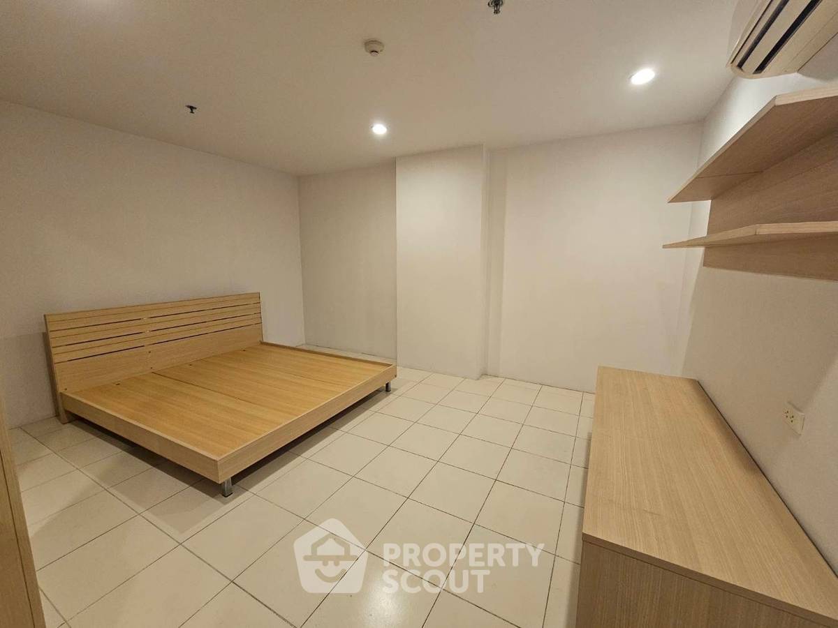 picture 2-BR 95 Sqm Condo At Thew River Place, 19th-Floor Near MRT Sirindhorn (ID 1944073) - 2/11