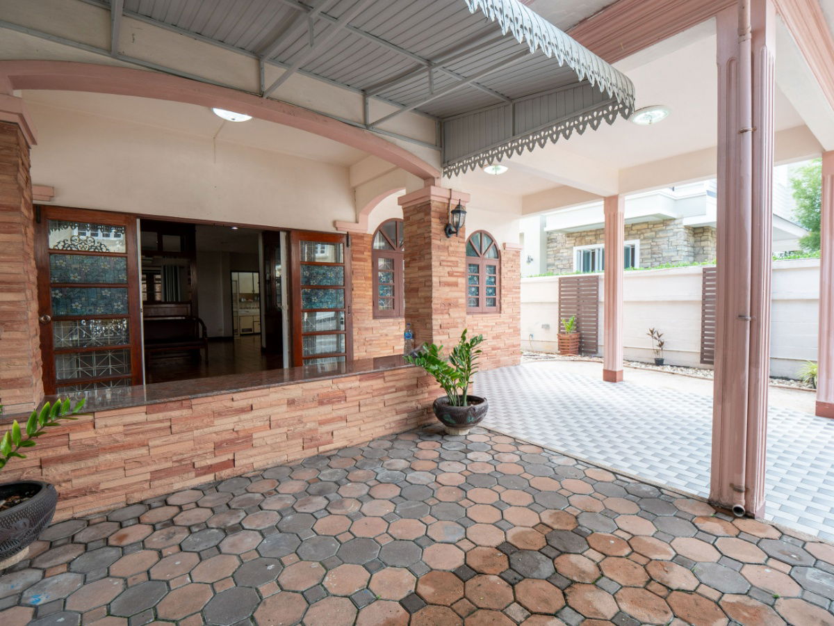 picture House for rent in Pornpailin Village 5, Soi On Nut 16, on Sukhumvit 77 Road, near BTS On Nut.  - 4/18