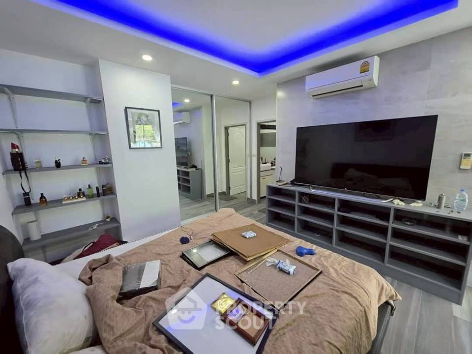 picture 2-BR Condo at The Lofts Phratumnak Condominium close to Phratamnak (ID 2452378) - 10/16