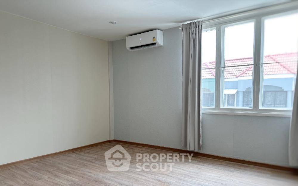 รูป ทาวน์เฮาท์ 4-ห้องนอน ใน ลาดพร้าว (ID 1601318) - รูปที่ 2/4