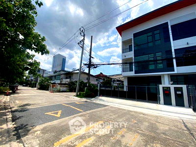 Townhouses for rent Chatuchak : 2-BR Townhouse near BTS Ha Yaek Lat Phrao (ID 2448764)