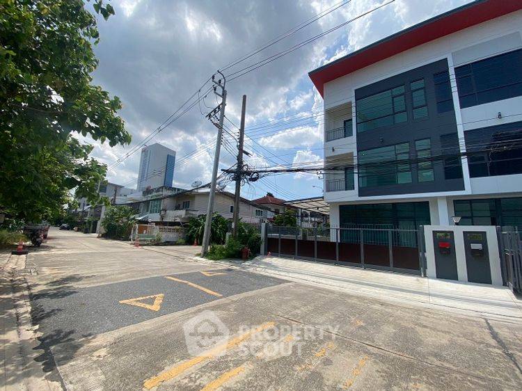 รูป ทาวน์เฮ้าส์ 2-ห้องนอน ใกล้ BTS ห้าแยกลาดพร้าว (ID 2448764) - รูปที่ 1/16