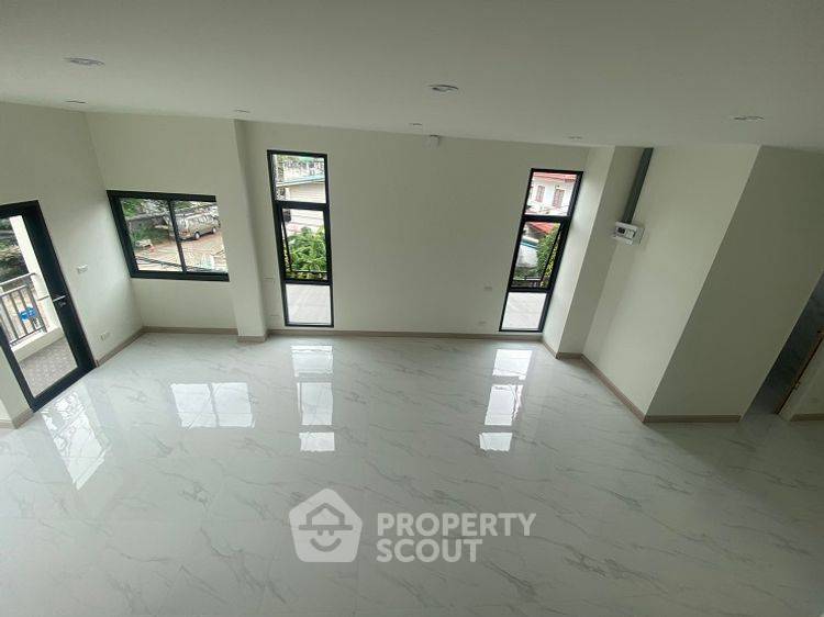 รูป ทาวน์เฮ้าส์ 2-ห้องนอน ใกล้ BTS ห้าแยกลาดพร้าว (ID 2448764) - รูปที่ 15/16