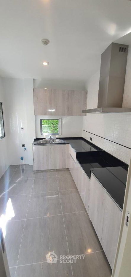 picture 4-BR House at Nantawan Bangna Km.7 in Bang Kaeo (ID 1283113) - 5/9