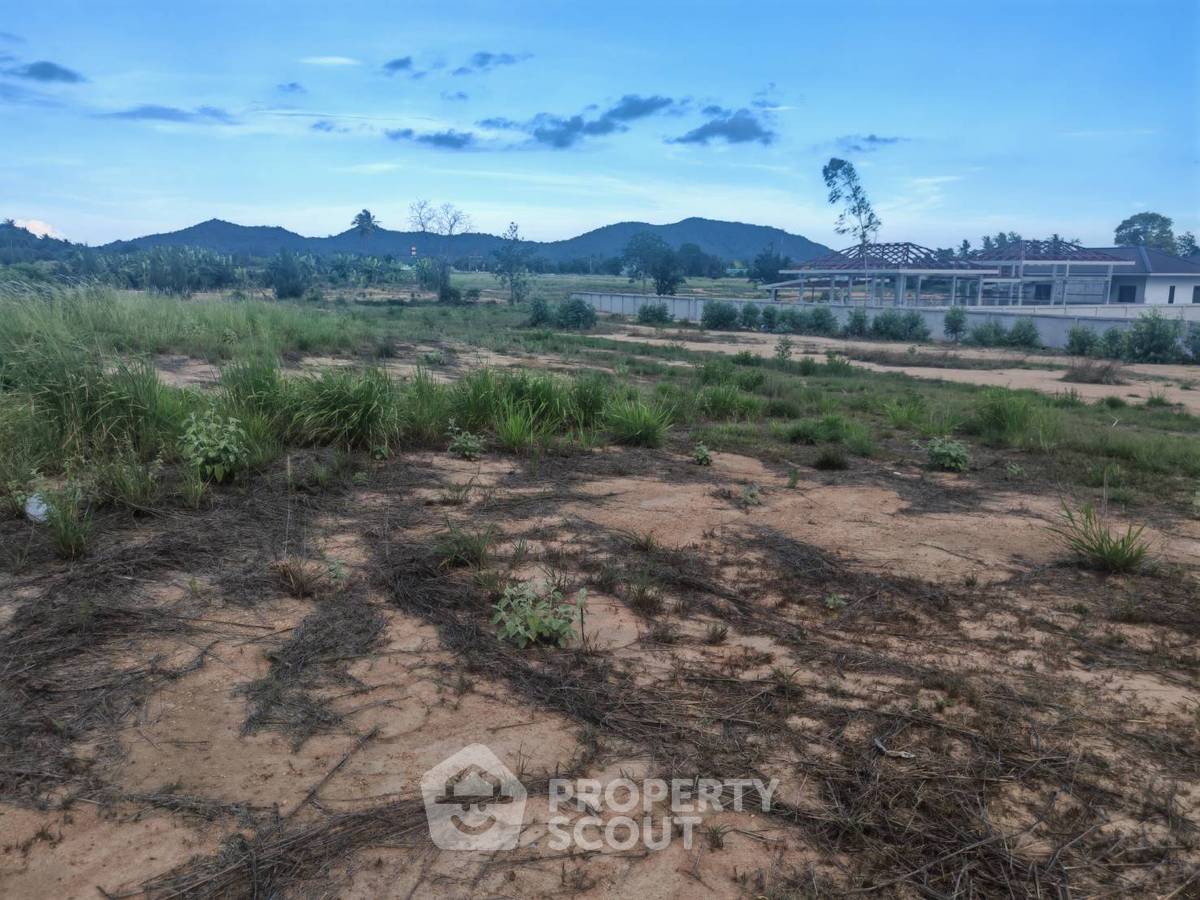 รูป ที่ดินสำหรับปล่อยขาย 8,308 ตารางเมตร แถว ใน วังก์พง (ID 2088510) - รูปที่ 2/5