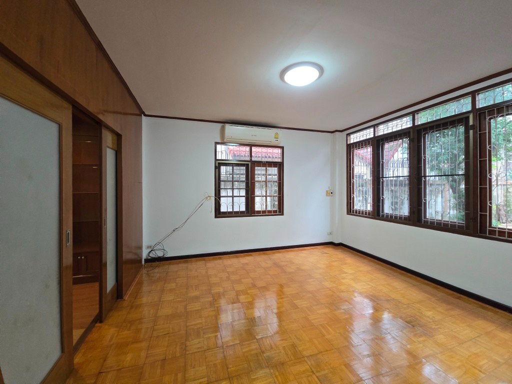 picture Renovated house 2 sto partly furnished with 3 bed plus 1-sto house about 10-15min walk BTS Thong Lo - Ekkamai   - 22/39