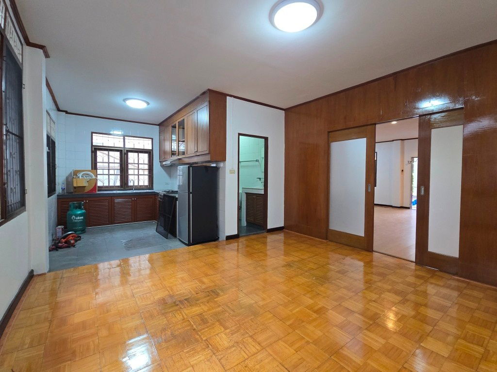 picture Renovated house 2 sto partly furnished with 3 bed plus 1-sto house about 10-15min walk BTS Thong Lo - Ekkamai   - 23/39