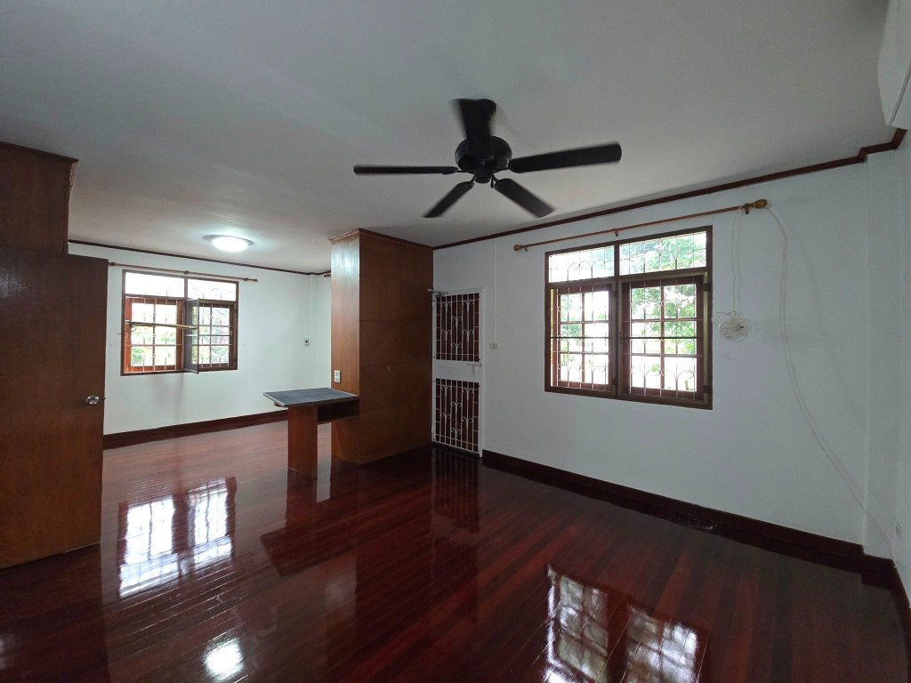 picture Renovated house 2 sto partly furnished with 3 bed plus 1-sto house about 10-15min walk BTS Thong Lo - Ekkamai   - 5/39