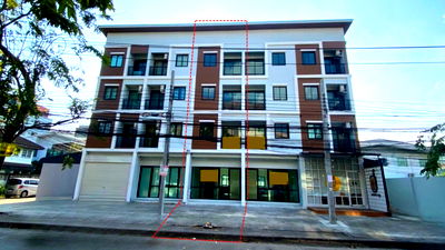 Shophouses for sale Bangkok : Commercial building for sale, new condition, never used, 4 floors (Mix-Use), Soi Lad Phrao 107, ready for immediate use.