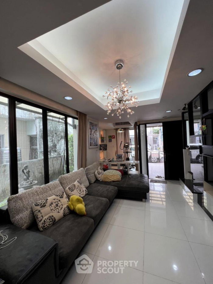 รูป ทาวน์เฮาท์ 4-ห้องนอน ใน จันทรเกษม (ID 1431434) - รูปที่ 1/14