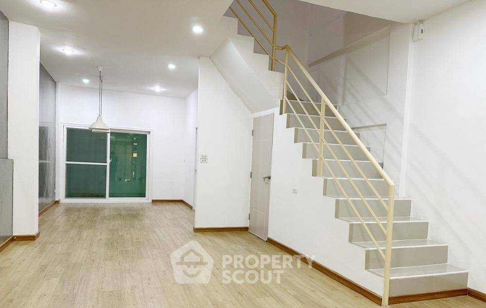 รูป ทาวน์เฮาท์ 4-ห้องนอน ใน ลาดพร้าว (ID 1601318) - รูปที่ 3/4