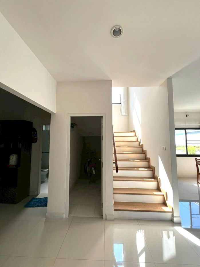 picture  Two storey house for rent with 3 bedrooms,3 toilets and 1 kitchen.  - 8/27