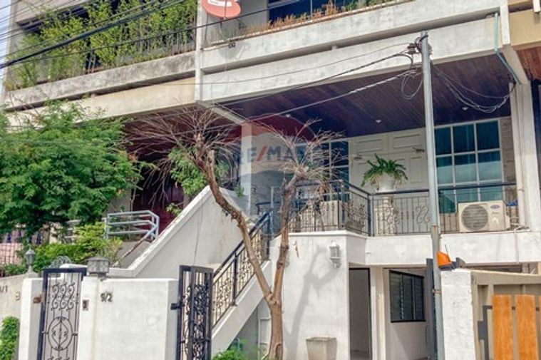 [920071049-1180] townhouse for rent thonlgor and ekkamai sukhumvit road