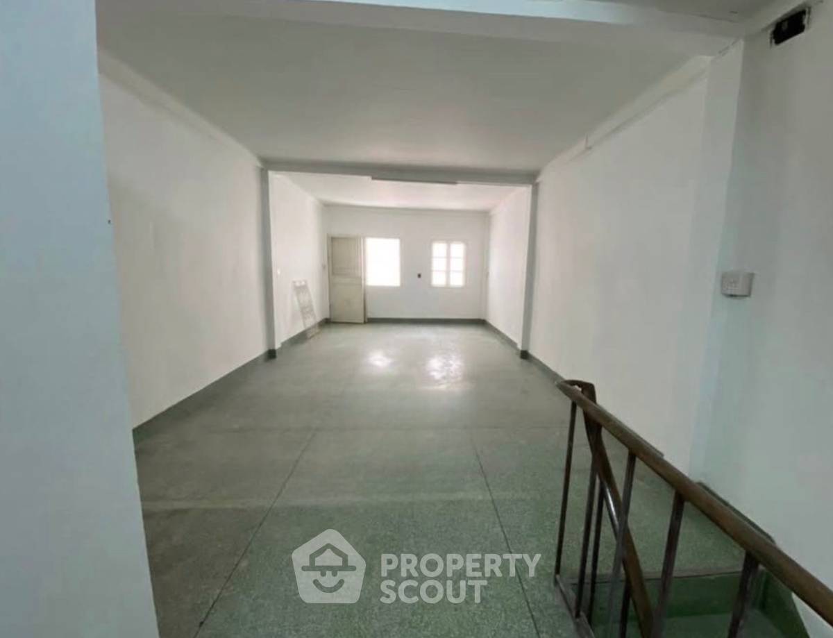 picture 2-BR Townhouse near BTS Phloen Chit (ID 2454933) - 1/8