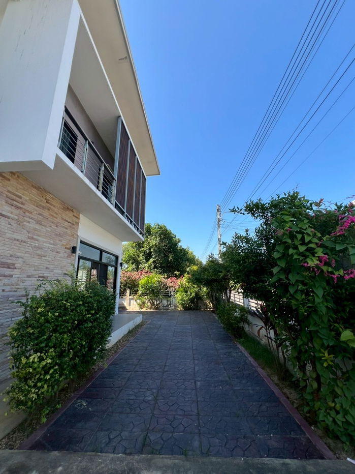 picture  Two storey house for rent with 3 bedrooms,3 toilets and 1 kitchen.  - 25/27