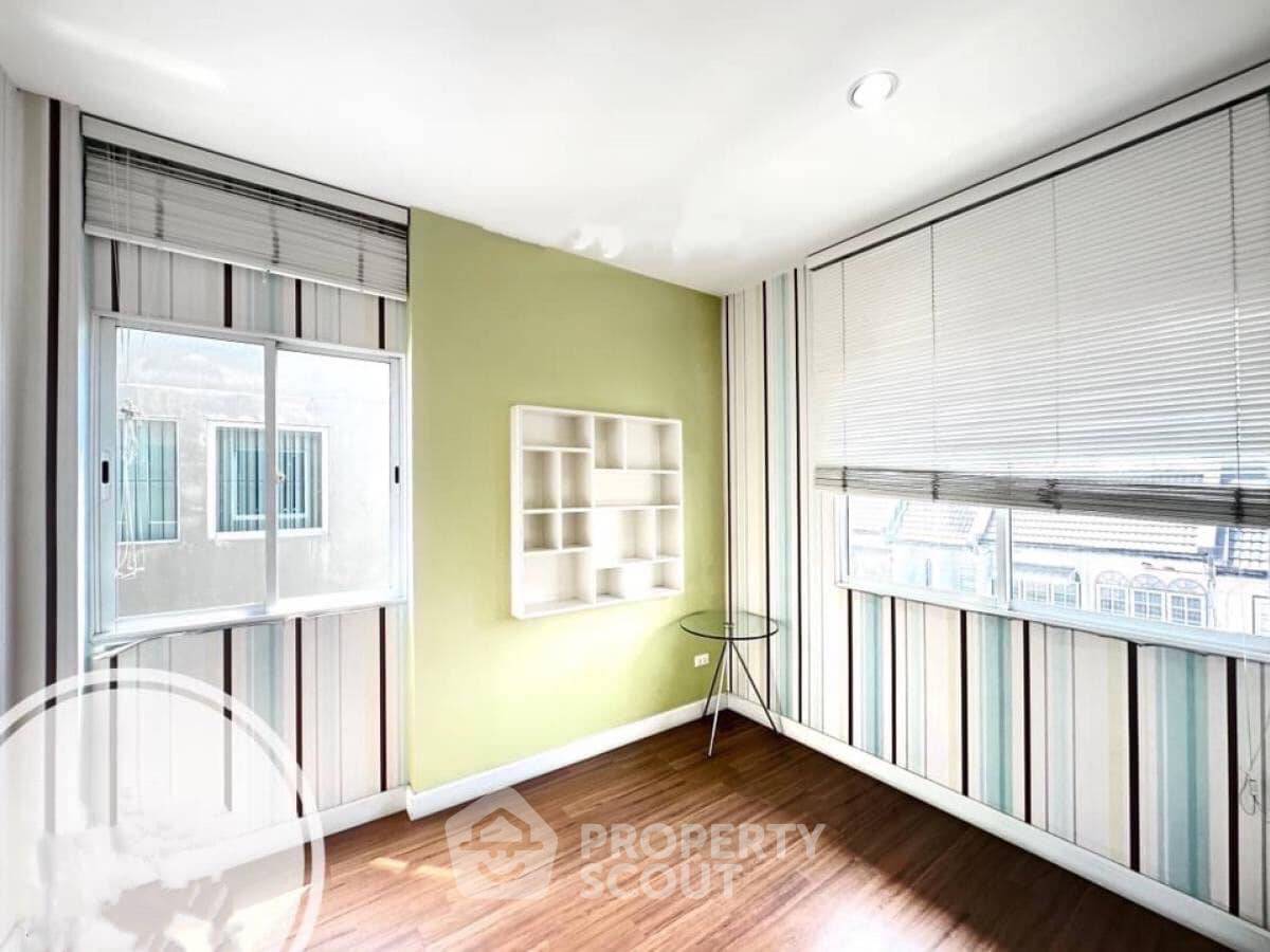 รูป ทาวน์เฮาท์ 3-ห้องนอน ใน สะพานสูง (ID 1908892) - รูปที่ 6/12