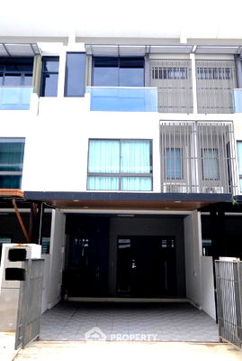 Townhouses for sale Prasert Manukit Road : 3-BR Townhouse at Landmark Ekamai-Ramindra in Lat Phrao (ID 1431796)