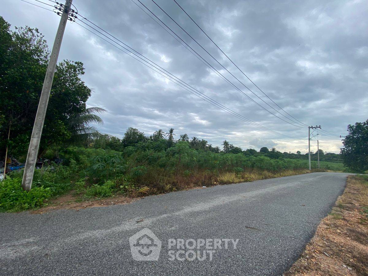 รูป ที่ดินสำหรับปล่อยขาย 10,960 ตารางเมตร แถว ใน สุรศักดิ์ (ID 2111917) - รูปที่ 2/5