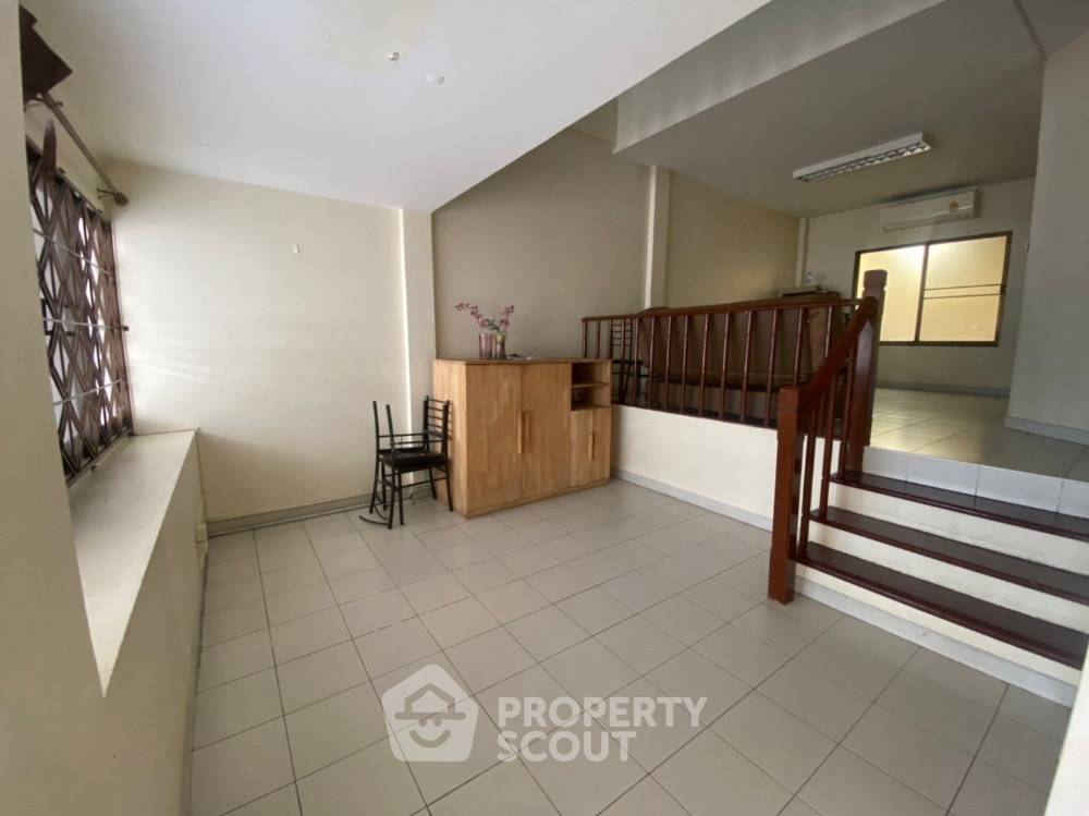 รูป ทาวน์เฮาท์ 3-ห้องนอน ใน วังทองหลาง (ID 1756911) - รูปที่ 2/11