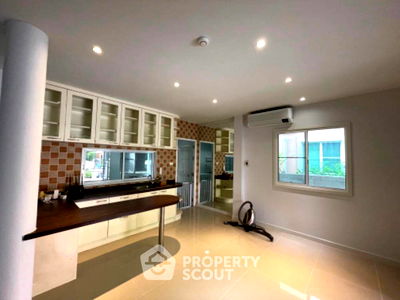 Houses for sale Bangkok : 3-BR House in Lat Phrao (ID 1062000)