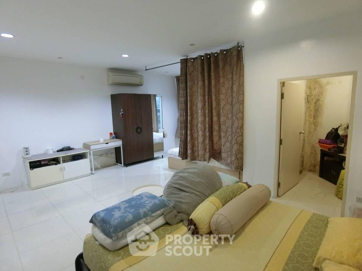 picture 2-BR Condo at Country Complex Bangna near BTS Bang Na (ID 1267410) - 1/33