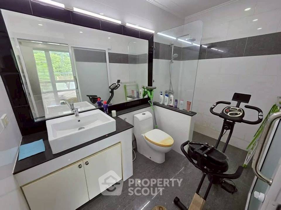 picture 2-BR Condo at The Lofts Phratumnak Condominium close to Phratamnak (ID 2452378) - 15/16