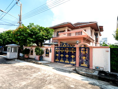 เช่าบ้านเดี่ยว เขตสวนหลวง : House for rent in Pornpailin Village 5, Soi On Nut 16, on Sukhumvit 77 Road, near BTS On Nut. 