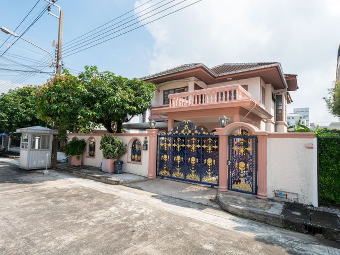 House for rent in Pornpailin Village 5, Soi On Nut 16, on Sukhumvit 77 Road, near BTS On Nut. 