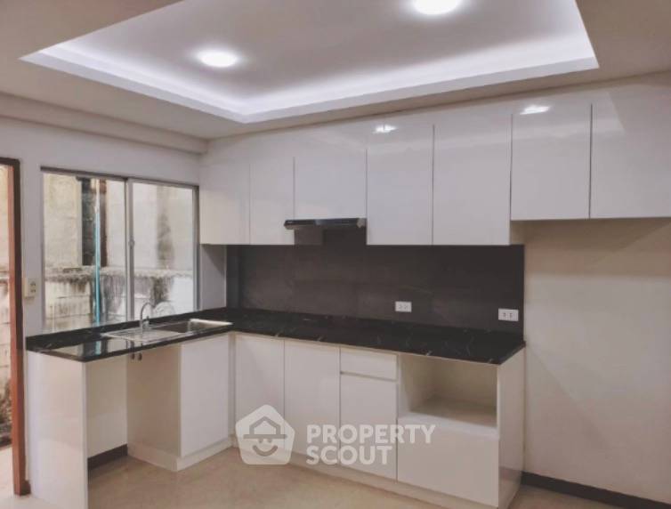 รูป ทาวน์เฮาท์ 3-ห้องนอน ใน สำโรงเหนือ (ID 1990362) - รูปที่ 2/7