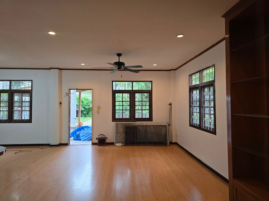 picture Renovated house 2 sto partly furnished with 3 bed plus 1-sto house about 10-15min walk BTS Thong Lo - Ekkamai   - 20/39