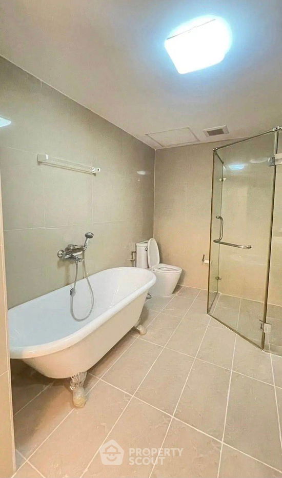 picture 2-BR Condo at Baan Sathorn Chaopraya near BTS Krung Thon Buri (ID 1094849) - 11/13