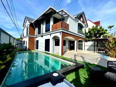 บ้านเดี่ยว ชลบุรี : 🏡 พูลวิลล่าหรู 5 ห้องนอน ในหมู่บ้าน Country Club Village พัทยาตะวันออก