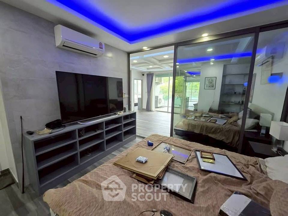 picture 2-BR Condo at The Lofts Phratumnak Condominium close to Phratamnak (ID 2452378) - 5/16