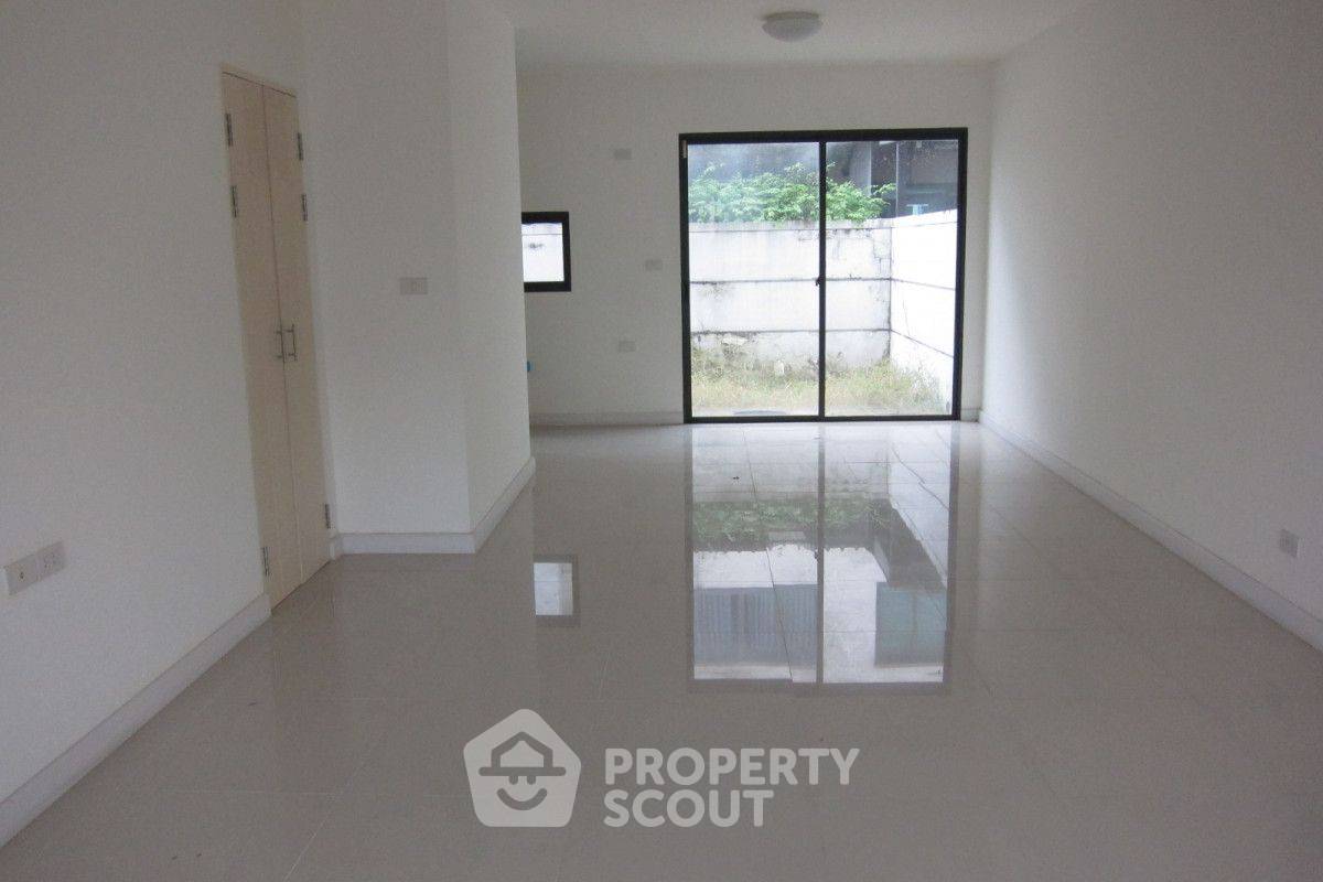 รูป ทาวน์เฮาท์ 3-ห้องนอน ใน แสมดำ (ID 2098646) - รูปที่ 3/7