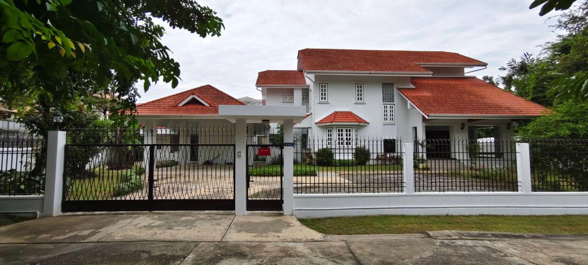 รูป ให้เช่า บ้านเดี่ยว หลังใหญ่ หลังริม 4 ห้องนอน ซอยปรีดีพนมยงค์ 11 สุขุมวิท 71 คลองตัน พร้อมเฟอร์นิเจอร์ไม้สักทั้งหลัง - รูปที่ 1/37