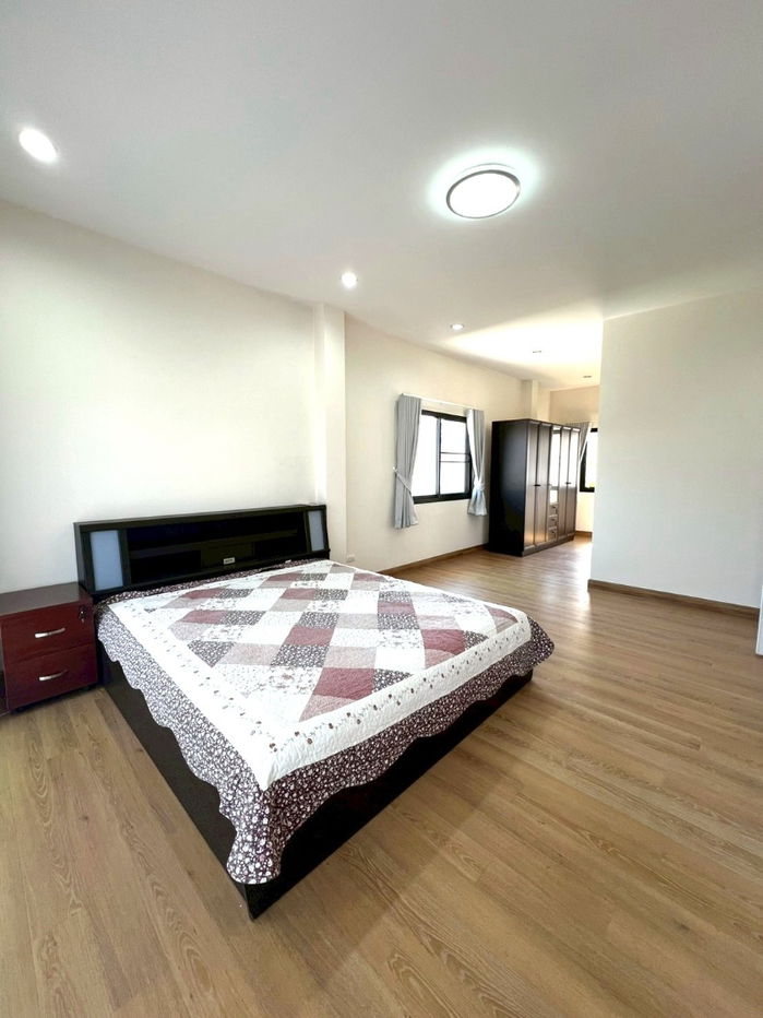 picture  Two storey house for rent with 3 bedrooms,3 toilets and 1 kitchen.  - 10/27