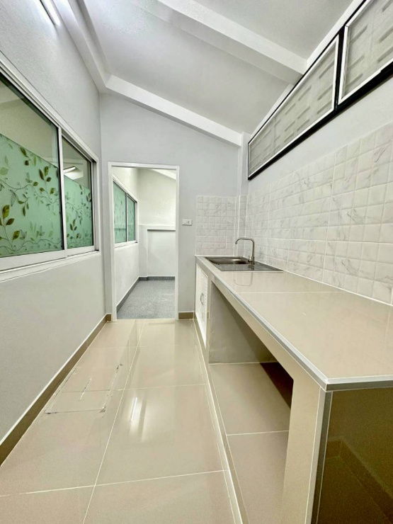 รูป บ้านสวย ถนนเมน ทำเลดี  หลังบ้านโล่ง  หมู่บ้านร่มเงาไม้ บางบัวทอง ถนนวัดลาดปลาดุก - รูปที่ 10/16