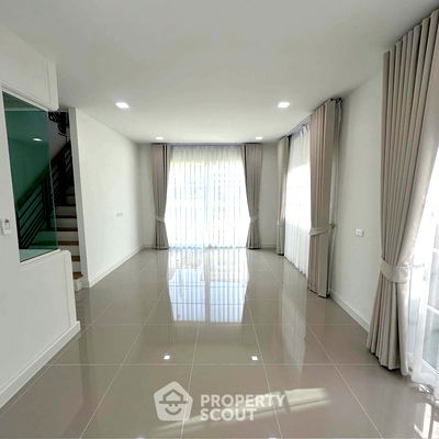 Houses for rent : 4-BR House at Golden Neo, Sukhumvit LaSalle near BTS Samrong (ID 2458178)