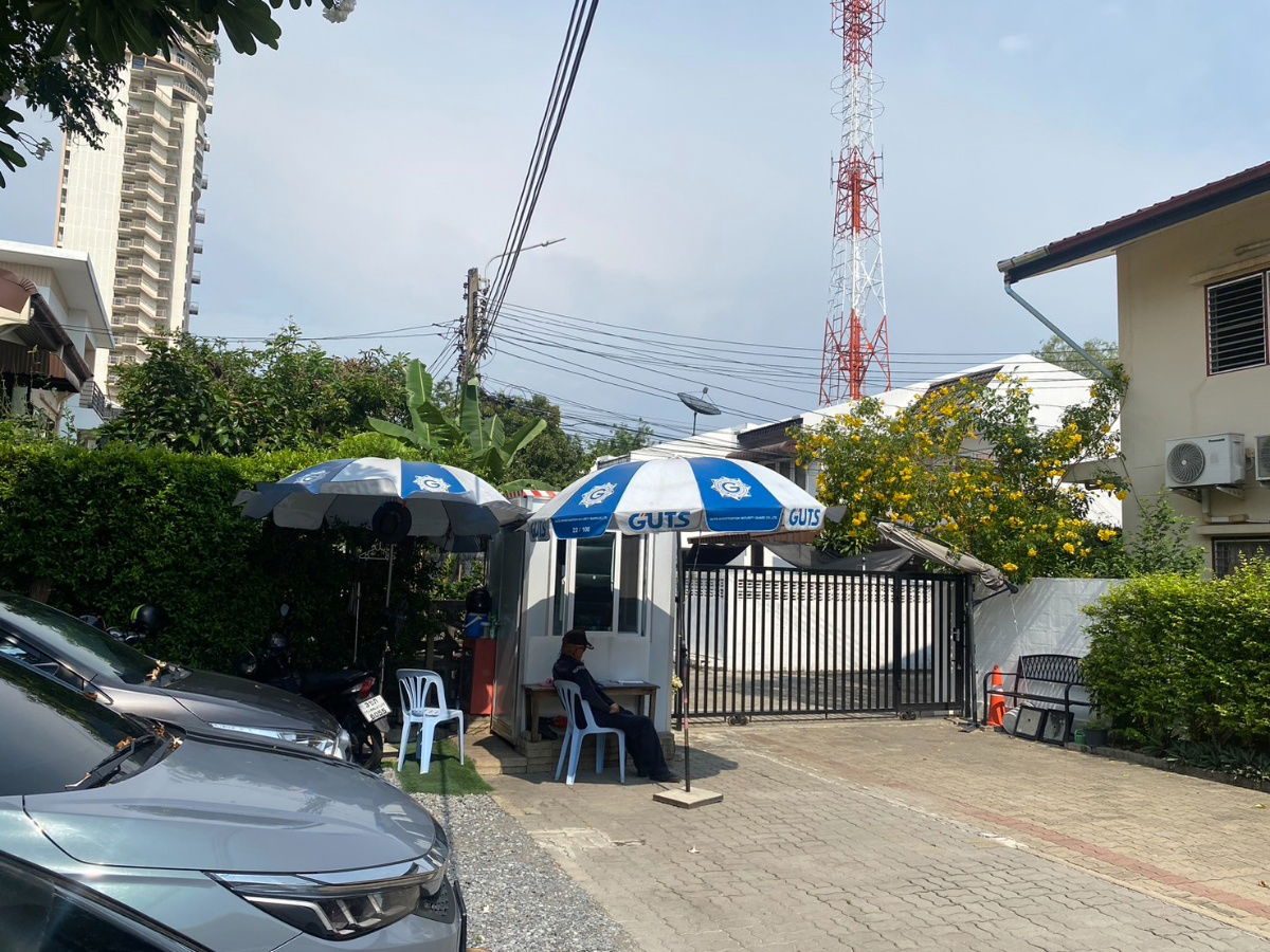 picture Detached house and one-story house on land 309 sq wah in a courtyard about 350 sq m. 10 Parking for office or health clinic. - 8/31