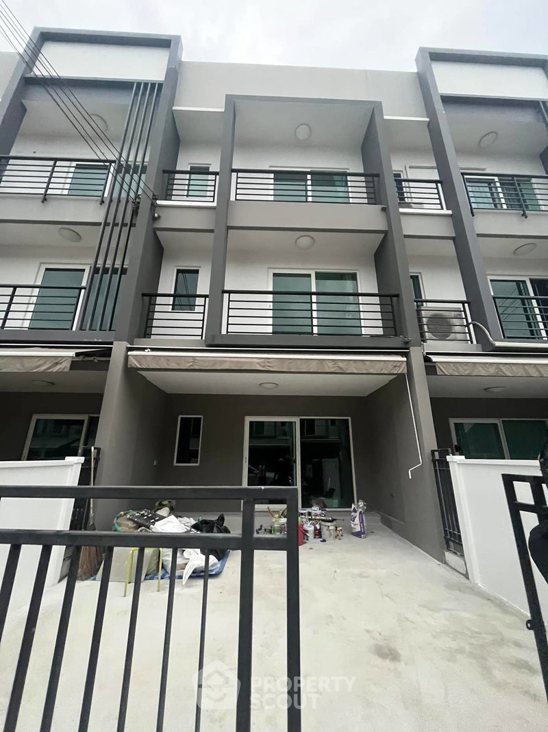 Townhouses for sale : 3-BR Townhouse at Baan Klang Muang Suanluang in Dokmai (ID 1980104)
