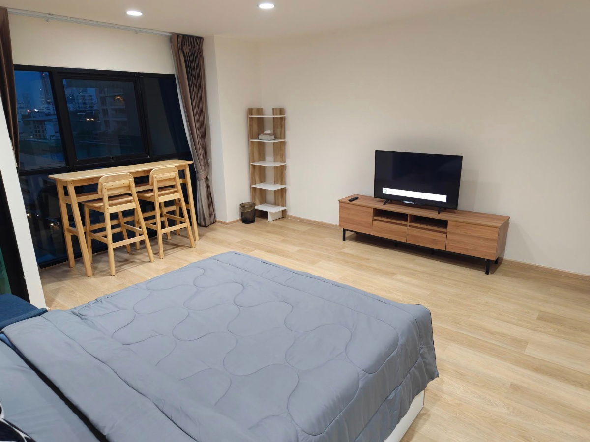 picture 🏢 For Rent | Sathorn Gardens 🚇 BTS Sala Daeng 💰 20,000 THB/month 📋 Code: RS3763 - 2/10