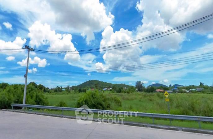 รูป ที่ดินสำหรับปล่อยขาย 28,400 ตารางเมตร แถว ใน หนองขาม (ID 2080974) - รูปที่ 1/3