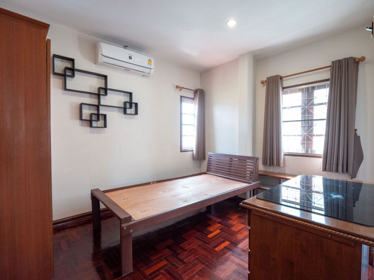 picture House for rent in Pornpailin Village 5, Soi On Nut 16, on Sukhumvit 77 Road, near BTS On Nut.  - 16/18