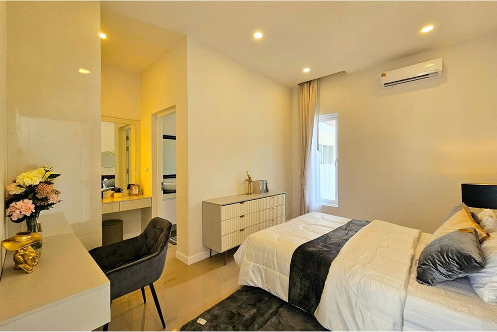 picture [920601001-694] Spacious Modern Villa, 3 Bed 4 Bath in Hua Hin For Sale - 33/37