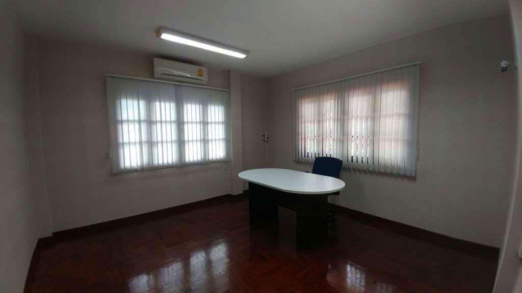 picture Detached house and one-story house on land 309 sq wah in a courtyard about 350 sq m. 10 Parking for office or health clinic. - 17/31