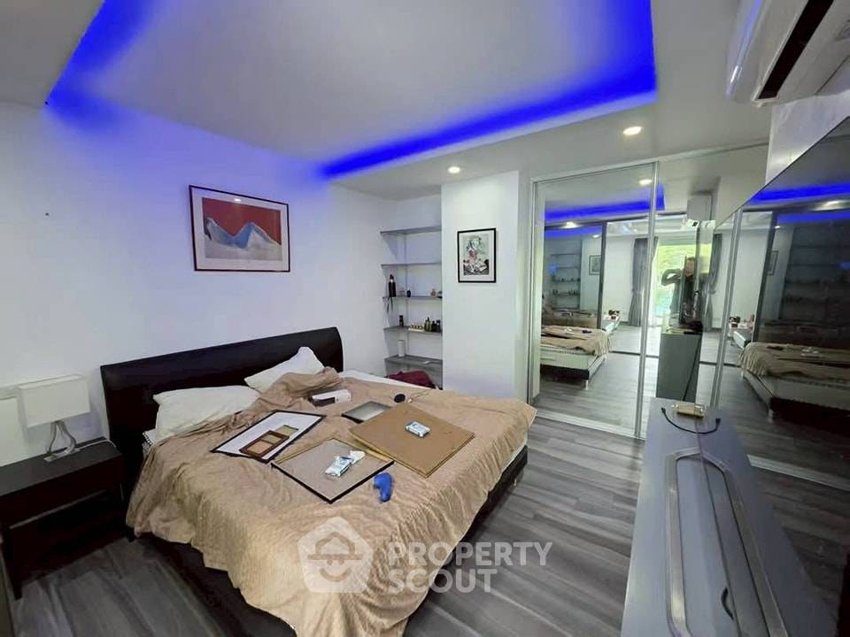 picture 2-BR Condo at The Lofts Phratumnak Condominium close to Phratamnak (ID 2452378) - 6/16