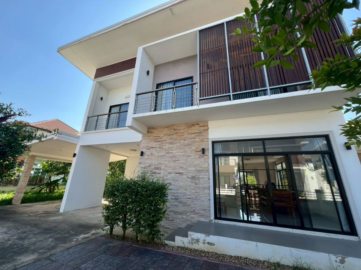 picture  Two storey house for rent with 3 bedrooms,3 toilets and 1 kitchen.  - 26/27